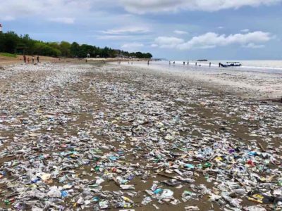 Plastica sulla spiaggia di Bali